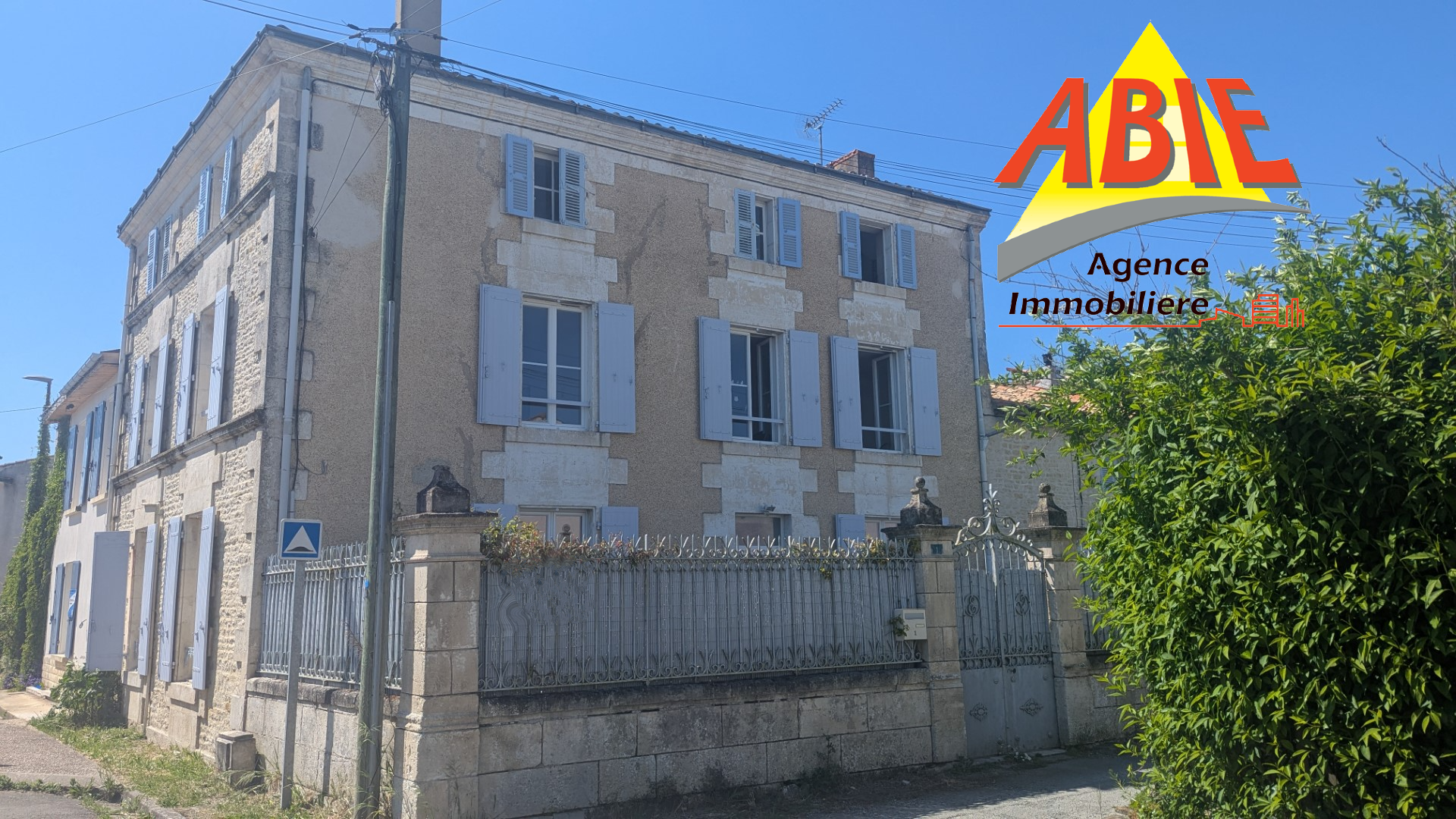 Saint-Hilaire-La-Palud, maison à vendre en pierre de 130m2