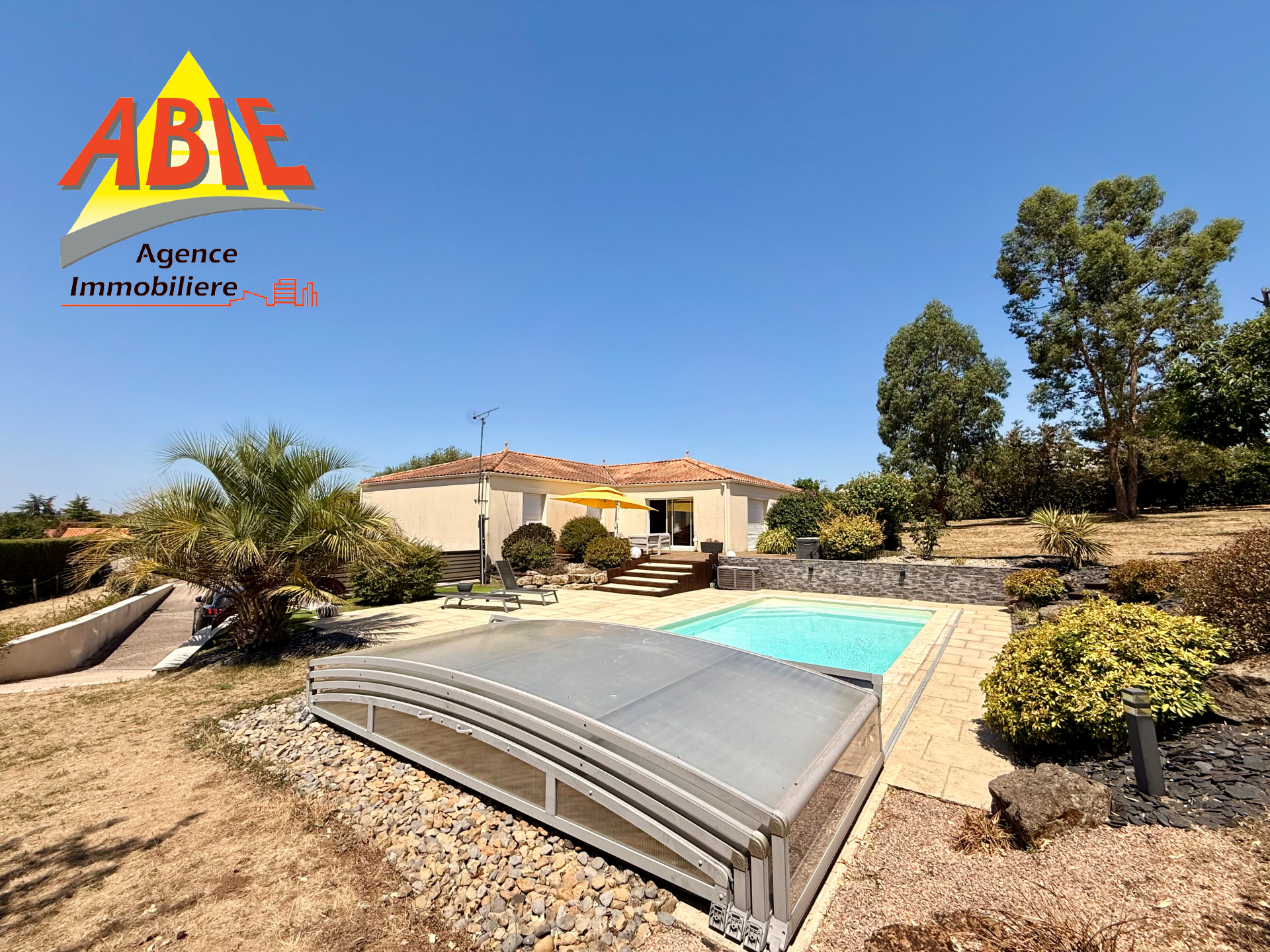 Maison familiale avec piscine à L'Orbrie