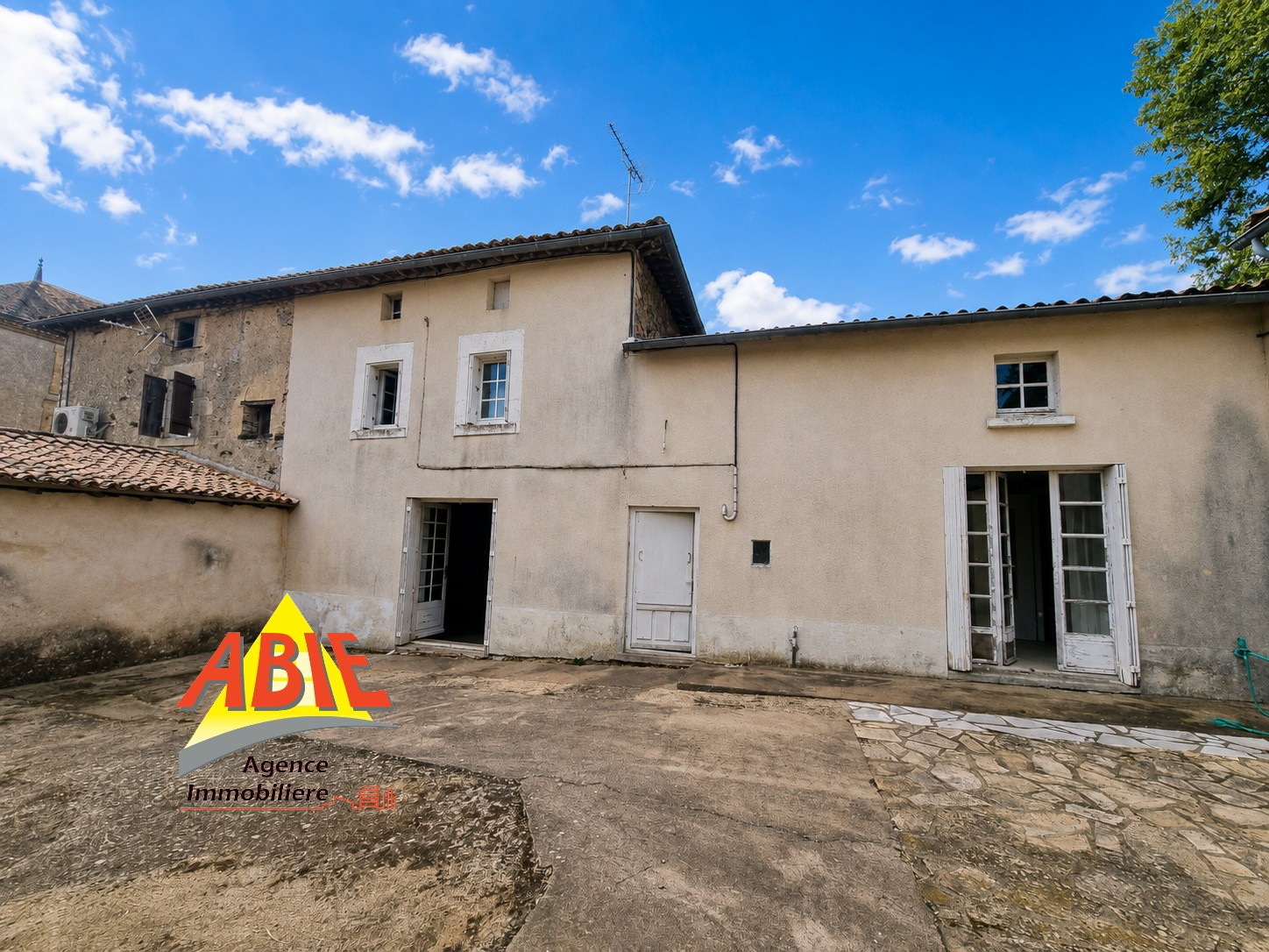 PAMPLIE MAISON DE 111 m2 AVEC DÉPENDANCE ET TERRAIN