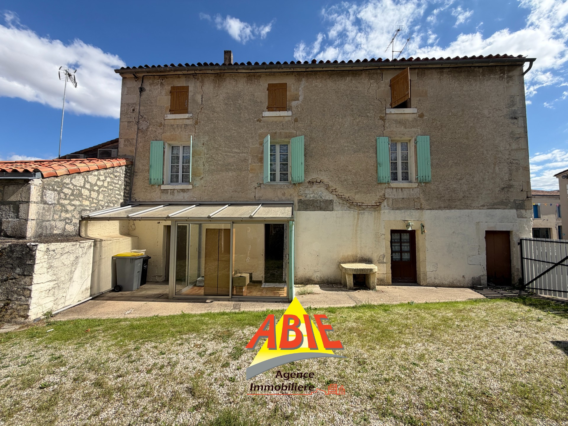 Maison à rénover en plein coeur de Benet 130 m2 avec terrai