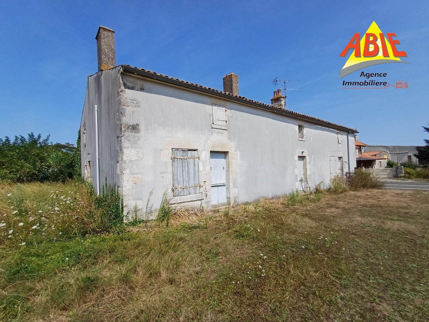 Maison en pierre à rénover à Saint Martin de Fraigneau